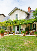 Französisches Landhaus aus Stein mit großer Terrasse