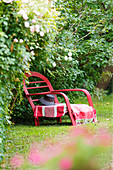 Roter Liegestuhl aus Rattan im Garten