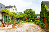 Französisches Landhaus aus Stein mit großer Terrasse und Garten