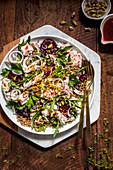 Hähnchensalat mit Labneh, gebratenen Pflaumen und Getreide