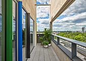 Moderner Balkon eines Architektenhauses mit bunter Fassade