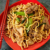 Lo Mein Nudeln mit Rindfleisch und Hähnchenfleisch