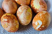 Braun gefärbte Eier (Nahaufnahme)