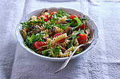 Spiralnudeln mit Pilzen, Rucola und Tomaten