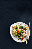 Japanische Hähnchenhack-Tempura mit Brokkolini und Reis