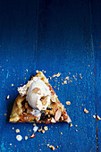 Fig tart with almond crumble ice-cream