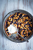 Blueberry tart with crunchy oatmeal and cream