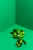 Grüne Peperoni auf grünem Untergrund