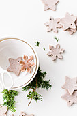 Lebkuchenplätzchen in Stern- und Schneekristallform als Weihnachtsbaumanhänger