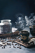Heisser dampfender Kaffee in Tasse