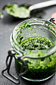 Selbstgemachte Salsa Verde im Bügelglas (Nahaufnahme)