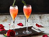 Fizz-Cocktail für Verliebte: Blutorangensorbet mit Champagner