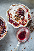 Brombeer-Apfel-Crumble mit Sahne