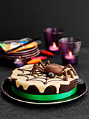 Halloween-Torte dekoriert mit Spinne und Spinnennetz