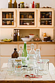 Leere Flaschen und Gläser auf Küchentisch