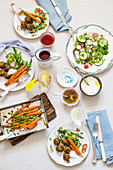 Vegetarischer Sommer-Lunch mit Salat und Möhren