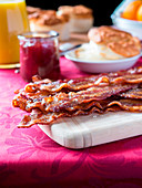 Crispy bacon in brunch setting