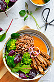 Sobanudeln mit Rindfleisch, Brokkoli und Sauce (Asien)