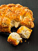Monkey Bread mit Käse und Knoblauch