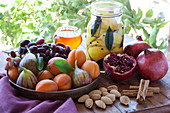 Stillleben mit eingelegten Zitronen, Früchten, Honig, Mandeln und Zimt (Marokko)