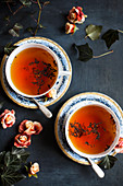 Zwei Tassen Tee mit Rosendeko