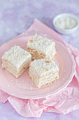 No-bake layer cake with grated coconut