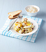 Kartoffelsalat mit Silberzwiebeln, Rosinen und Ei