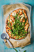 Pizza Bianca mit Lachs, grünem Spargel, Bechamelsaue und Rucola