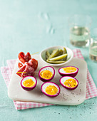 Rote-Bete-Eier, serviert mit Aufschnitt und Essiggurken