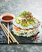 Sushi-Kuchen mit Avocado und Wasabicreme