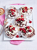 Mini Schokoladen-Haselnuss-Pavlovas mit Himbeeren