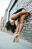 Frau macht Ballett-Übung auf der Straße