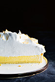 Lemon Meringue Pie (Zitronenkuchen mit Baiser), halbiert