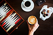 Cappuccino, Espresso und Pralinen