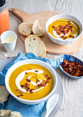Cremige Blumenkohl-Curry-Suppe mit Speck