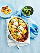 Rindfleisch mit Bohnen und Tortillachips-Kruste