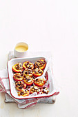 Überbackene Pfirsichhälften gefüllt mit Christmas Cake