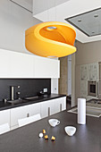Moderne orangefarbene Designerleuchte in der Küche