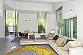 Modernes Wohnzimmer mit Glaswänden zum Bambusgarten