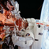 Astronaut EVA servicing HST on STS-61