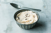 Date and cream cheese dip with harissa