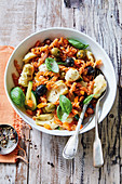 Salad with lentil noodles, artichokes and olives