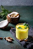 Geeiste Goldene Milch mit Kokosmilch und Kurkuma (Ayurveda)