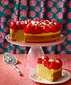 Sponge cake with vanilla pudding and fruit