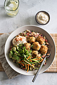 Bulgur-Bowl mit Geflügelhackbällchen, Gemüse und Micro-Kräutern