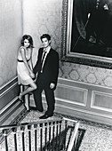 Elegant gekleidetes, junges Paar im Treppenhaus (s-w-Aufnahme)