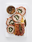 Kalbsrollbraten mit Pancetta, Ziegenkäse, Spinat und Salbei