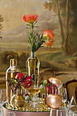 Tischdekoration in Goldtönen und Proteas auf verspiegeltem Podest