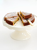 Dattel-Joghurt-Kuchen auf Kuchenständer, angeschnitten