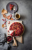 Herbstlicher Upside Down Cake mit Cranberries (Aufsicht)